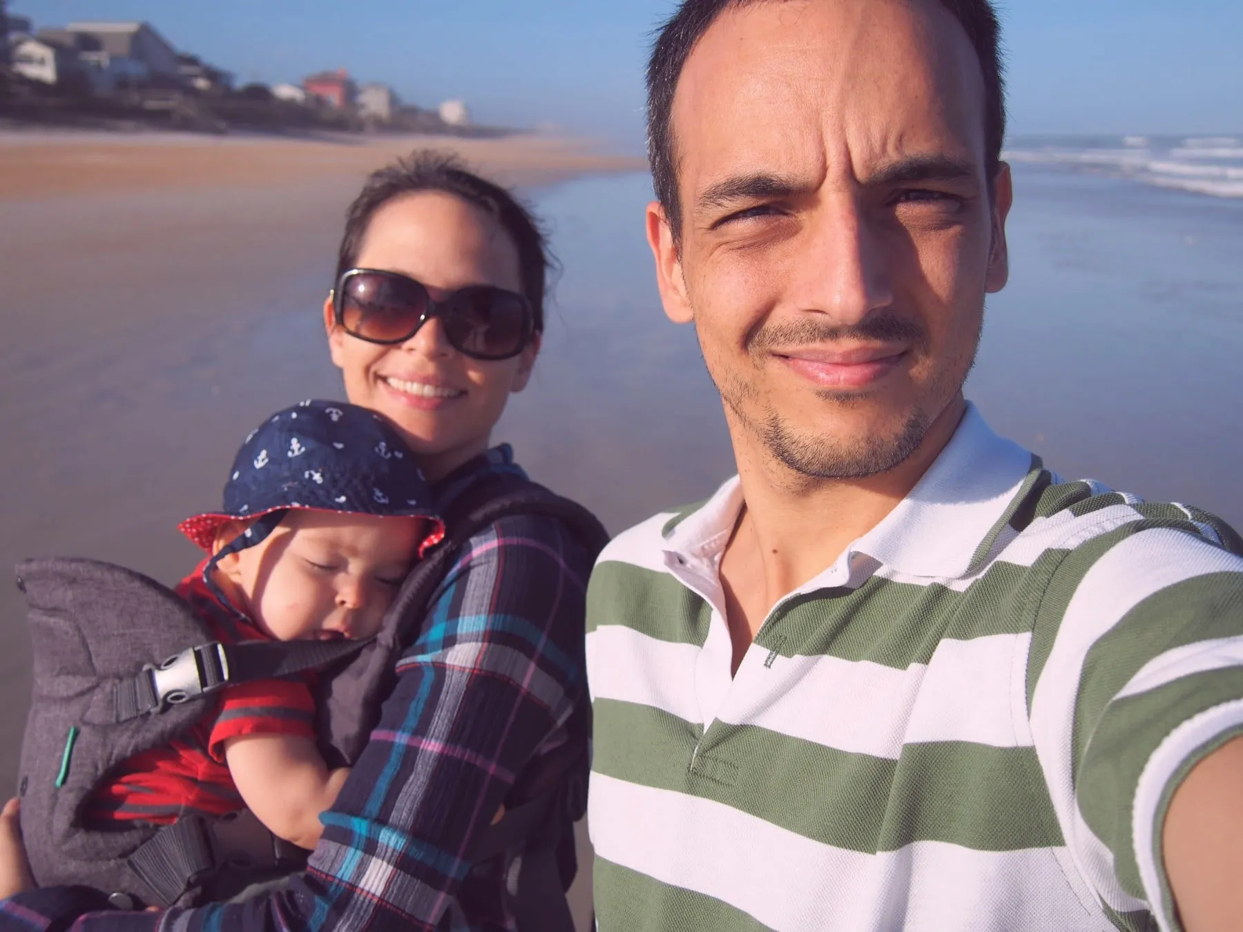 Dra. María Camila Echavarría con su familia en la playa